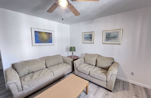 Albuquerque Apartment | Clean remodeled 2 br apt near hospitals, UNM, stadium, airport, AFB and I-25