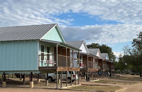 Kerrville Cabin | Clean River View Double Queen Beds Cabin #22