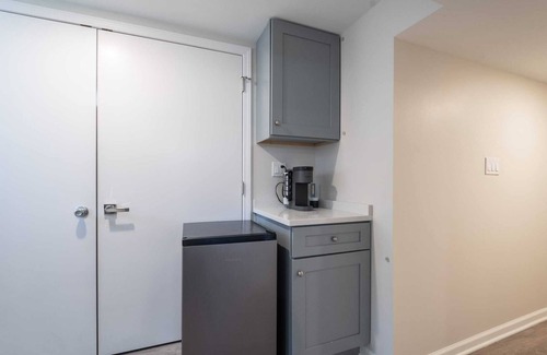 West Ridge Apartment | Clean Safe Chicago Basement Apartment Washer Dryer Near Transit to Downtown