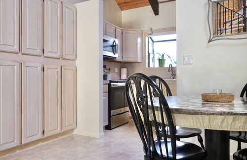 Sandpoint Condo | Clean Sandpoint condo in quiet lakefront community w/pool, tennis courts