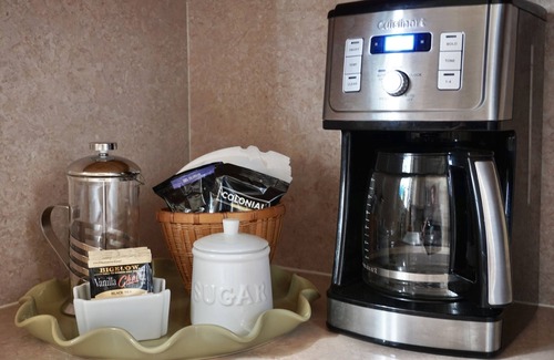 Sandpoint Condo | Clean Sandpoint condo in quiet lakefront community w/pool, tennis courts