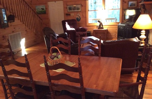 Townsend Cabin | Clean, Secluded yet Convenient to Town, Well Stocked Cabin in the Woods! Wi-fi!