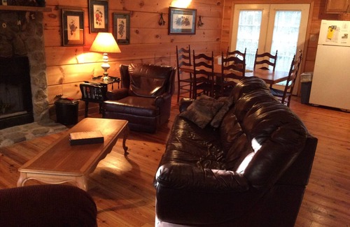 Townsend Cabin | Clean, Secluded yet Convenient to Town, Well Stocked Cabin in the Woods! Wi-fi!