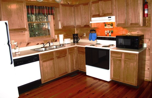 Townsend Cabin | Clean, Secluded yet Convenient to Town, Well Stocked Cabin in the Woods! Wi-fi!