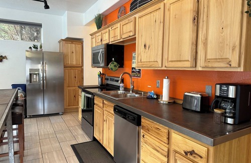 Zion National Park South Entrance Apartment | Clean, Spacious 2 BDRM, in the heart of Springdale! Sleeps 4-6. Shuttle stop#5