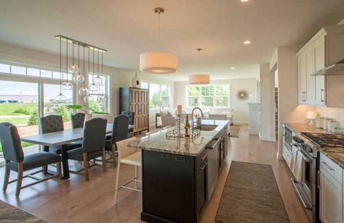 Traverse City House | Clean, Spacious 5BR 3.5 bath home conveniently located in charming Traverse City