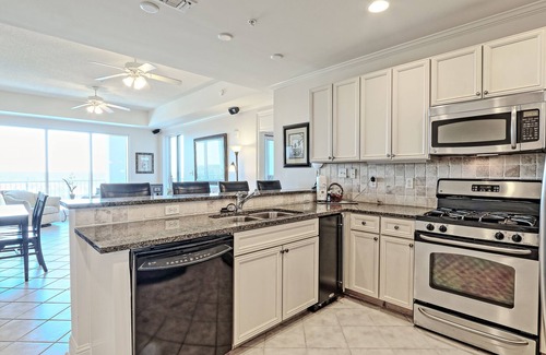 Orange Beach Condo | Clean & spacious Canalfront condo with pool & hot tub on-site, gorgeous sunsets