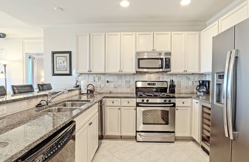 Orange Beach Condo | Clean & spacious Canalfront condo with pool & hot tub on-site, gorgeous sunsets