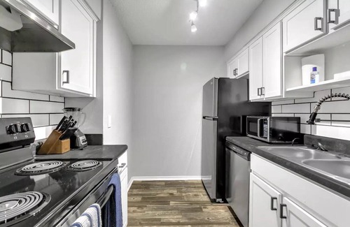 Central Arlington Apartment | Clean | Stylish | Parking | Pool near the AT&T Stadium