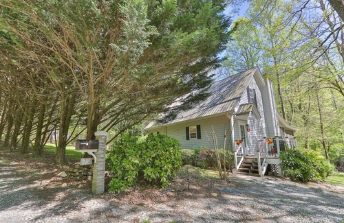 Ellijay Cottage | Clear Creek Cottage - Trout Fish from Your Backyard!