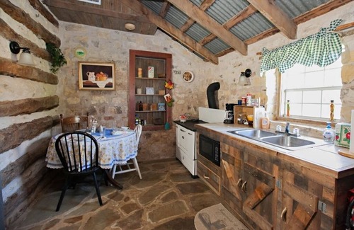 Fredericksburg Cabin | Clear Springs Log Cabin | Pet-friendly | Historic