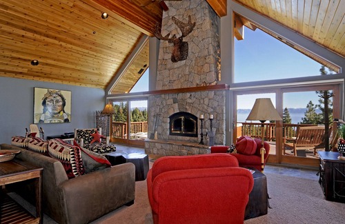 Talmont House | Clearview - 5 BR Panoramic Lake Views- Hot Tub, Pool Table