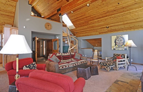 Talmont House | Clearview - 5 BR Panoramic Lake Views- Hot Tub, Pool Table