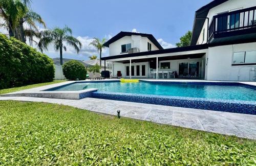 Island Estate House | Clearwater Beach Waterfront Modern Villa 4BD 2BIG OPEN LOFT 4BT with Pool Boat Deck Sleep 15