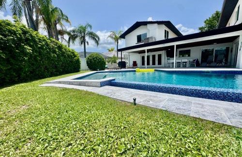 Island Estate House | Clearwater Beach Waterfront Modern Villa 4BD 2BIG OPEN LOFT 4BT with Pool Boat Deck Sleep 15