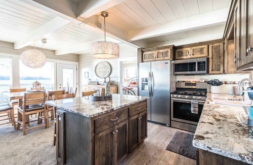 Annandale House | Clearwater Lake- Modern Cabin- Sauna, Kayaks and Paddle Board!