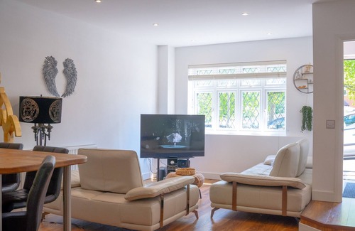 London Borough of Bromley House | Cleave House -3bed/2bath with Garden Stunning Holiday/Contractor Accommodation