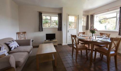 Limpley Stoke House | Clematis Cottage - Idyllic Village close to Bath