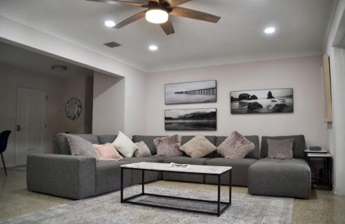 Arlington Park House | Clematis House near Arlington Park with Heated Pool
