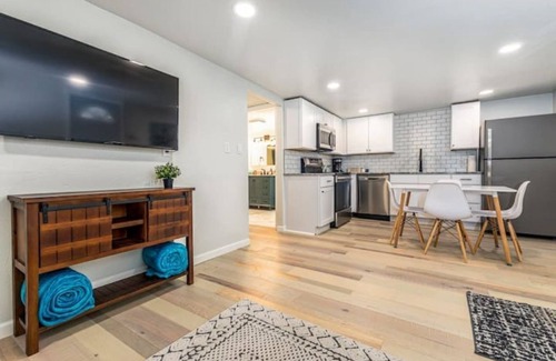 Dubuque House | Clementine Cutie 2bd1b-w/pullout