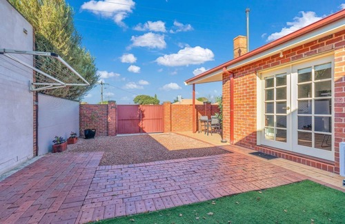 Kyabram House | Clements House, 100 metres from the main street. 3 Bedroom Family Home.