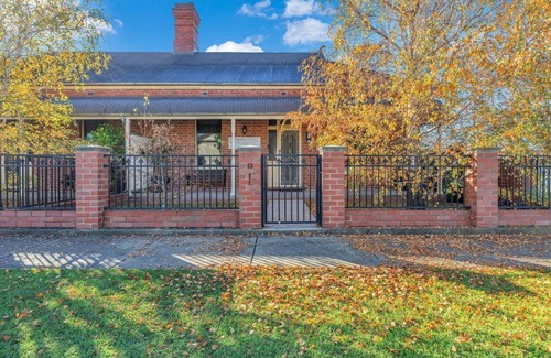 Kyabram House | Clements House, 100 metres from the main street. 3 Bedroom Family Home.