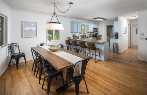 Seneca House | Clemson Hartwell Lake House sleeps 14, 5 kings, pvt dock, quiet , Fall specials!