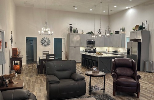 Seneca Apartment | Clemson, super close to stadium. 1300 sqft -1 bdrm, 1 bth apartment.