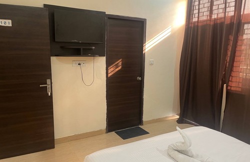 Sector 70 Hotel | Cleo Elegance Rooms & Banquet