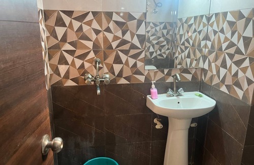 Sector 70 Hotel | Cleo Elegance Rooms & Banquet