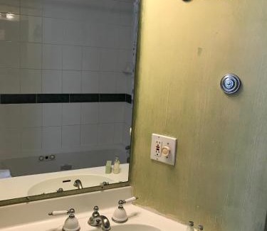 Newport Hotel | Cleveland House Inn