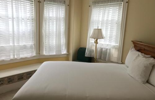 Newport Hotel | Cleveland House Inn