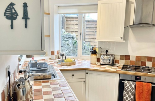 Brixham Cottage | Cliff Cottage - a cottage that sleeps 4 guests in 2 bedrooms