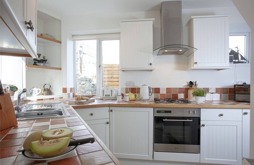 Brixham Cottage | Cliff Cottage - a cottage that sleeps 4 guests in 2 bedrooms