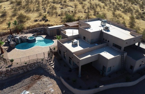 Hurricane House | Cliff Dwellers A Spectacular 5 Bedroom home just east of Sand Hollow Reservoir