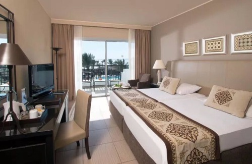 El Hadaba House | Cliff-top Escape l 2 Relaxing Rooms 2/Pool, Spa, Tennis & Private Beach Access