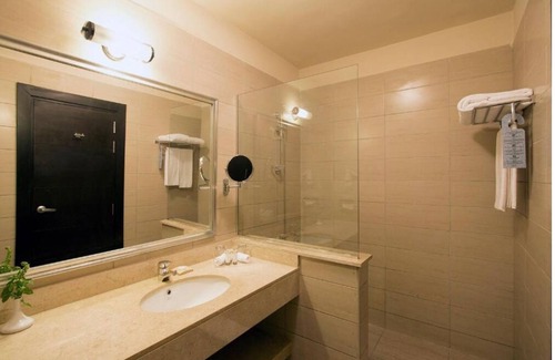 El Hadaba House | Cliff-top Escape l 2 Relaxing Rooms 2/Pool, Spa, Tennis & Private Beach Access