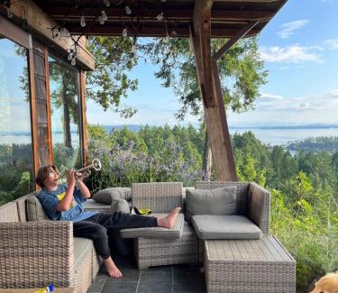 Pender Island House | Cliff Top Family Home Over Looking the Ocean