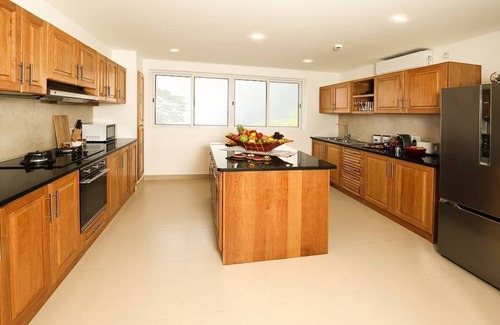 Mont Fleuri House | CliffHanger Villas: Spacious 8-Bed Villa & 2 Pools