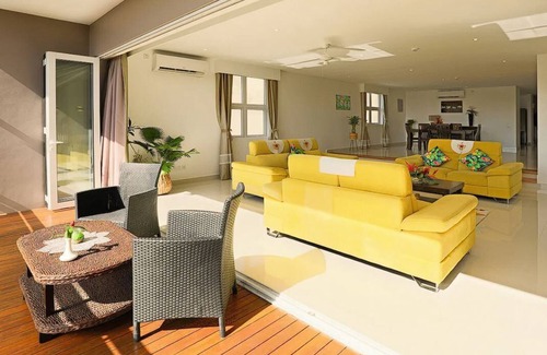Mont Fleuri House | CliffHanger Villas: Spacious 8-Bed Villa & 2 Pools