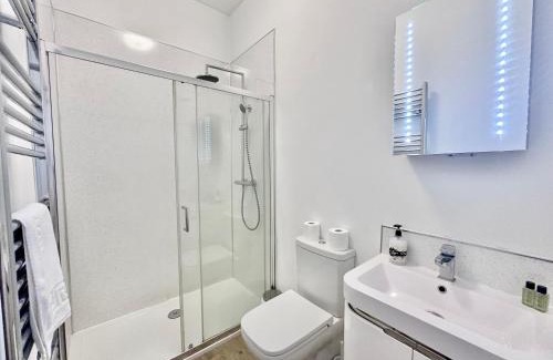 York Apartment | Clifford's Reach at Bluebridge Court with Free Parking