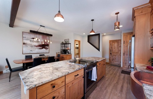 Purgatory House | Cliffside Casa (#109) | Mtn Views - Deck - 1 Mile to Ski & Mtn Biking, DogsOK