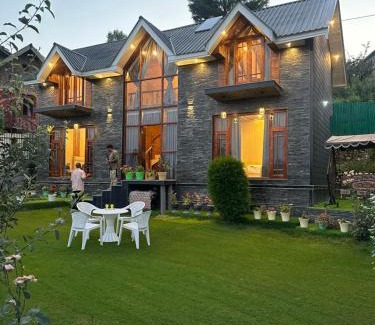 Srinagar House | Cliffside cottage