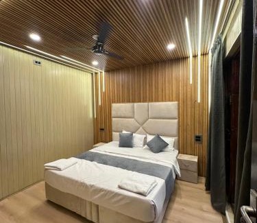 Srinagar House | Cliffside cottage