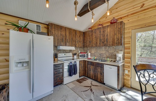 Eureka Springs Cabin | Cliffside Eureka Springs Cabin w/Beaver Lake View