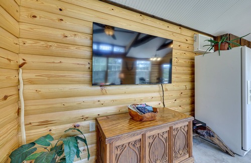 Eureka Springs Cabin | Cliffside Eureka Springs Cabin w/Beaver Lake View