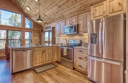 Chalet Village North Cabin | Cliffside Hideaway (Formerly Happy Bear Chalet)