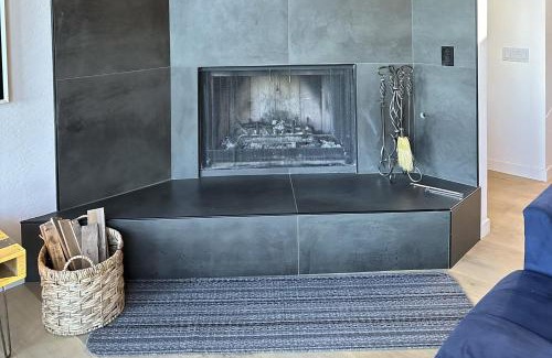 Round Hill Village House | Cliffside Retreat