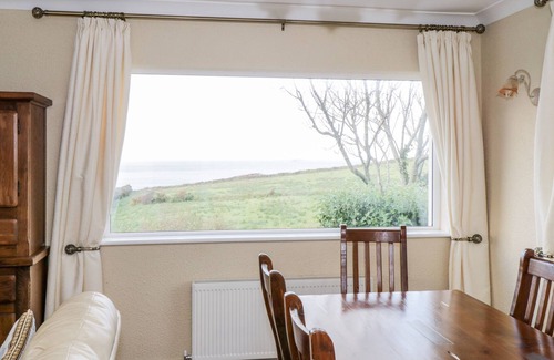 Tully Cottage | CLIFFTOP HAVEN, family friendly in Tully, County Galway