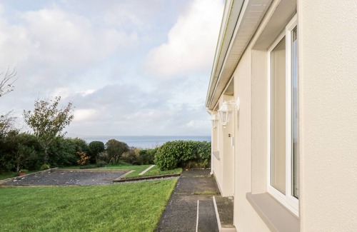 Tully Cottage | CLIFFTOP HAVEN, family friendly in Tully, County Galway